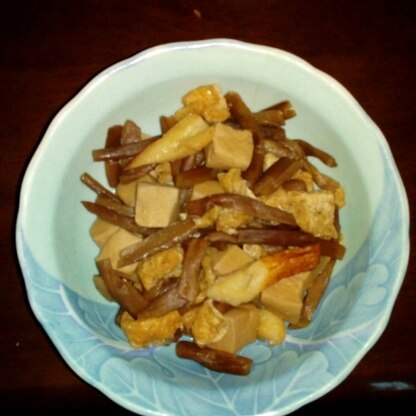 芋がらが少ししかなかったので、ちくわと高野豆腐でかさ増ししました。